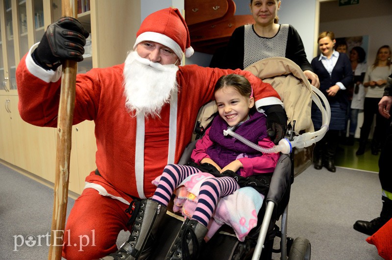 Dziewczynka, która skradła strażackie serca zdjęcie nr 98765