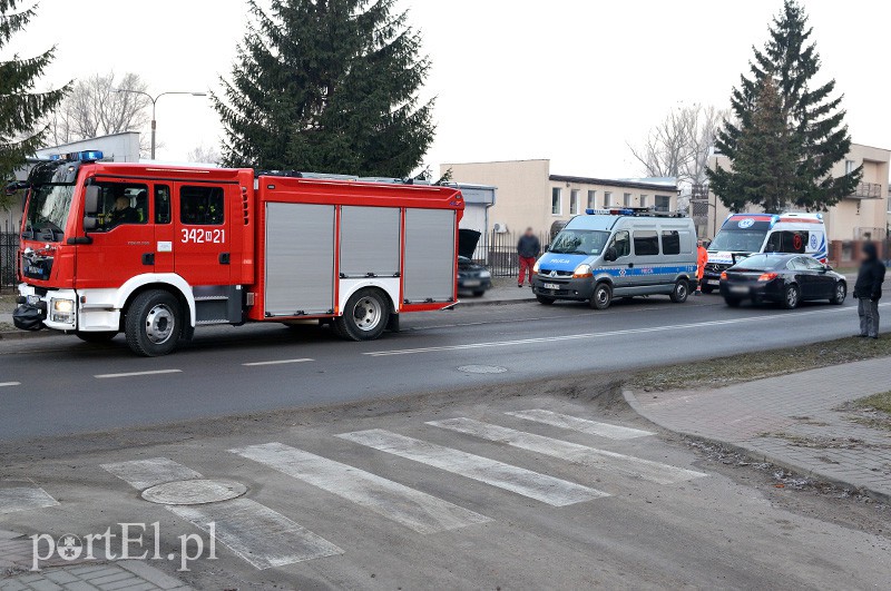 Elbląg Stawidłowa: renault ścięło lampę. Kierowca pod wpływem alkoholu