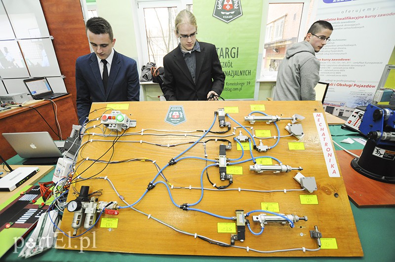 Życiowe wybory elbląskich gimnazjalistów, czyli targów szkół dzień pierwszy zdjęcie nr 102981