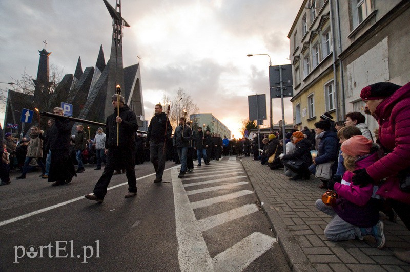 Procesja Drogi Krzyżowej przeszła ulicami miasta zdjęcie nr 103448