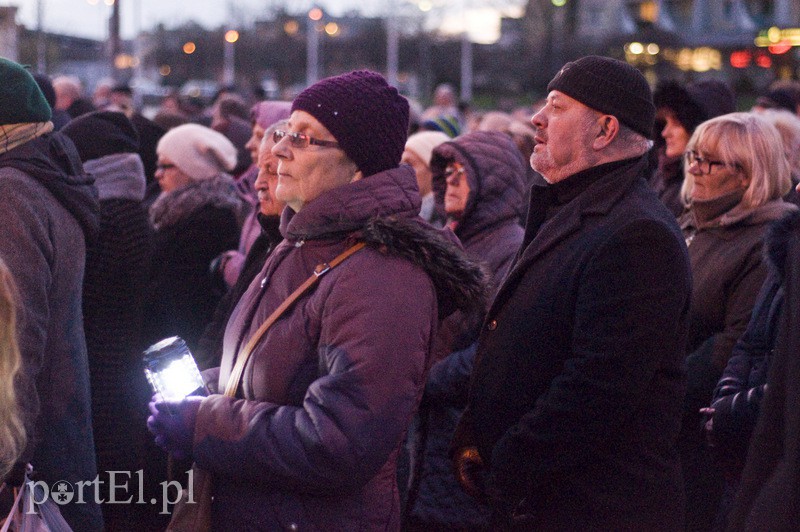 Procesja Drogi Krzyżowej przeszła ulicami miasta zdjęcie nr 103471