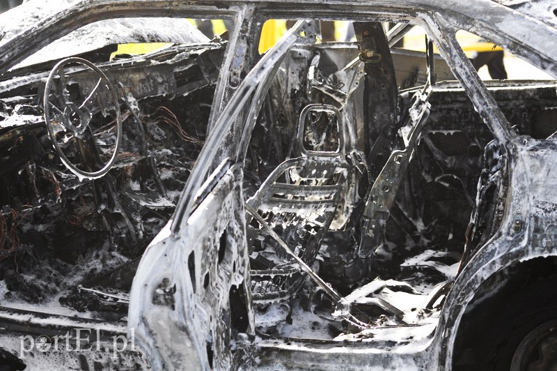  Mazdą uderzył w drzewo. Auto spłonęło zdjęcie nr 104623