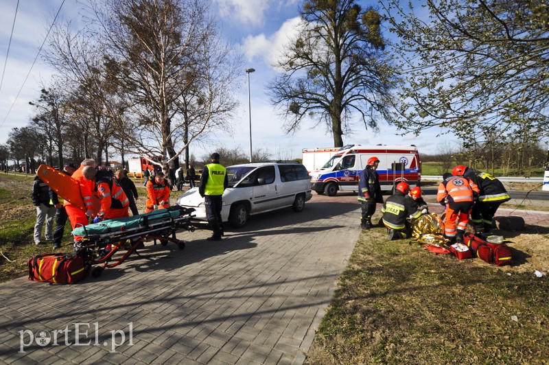  Mazdą uderzył w drzewo. Auto spłonęło zdjęcie nr 104627
