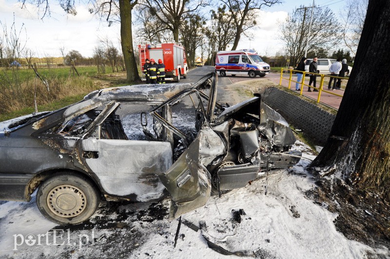  Mazdą uderzył w drzewo. Auto spłonęło zdjęcie nr 104624