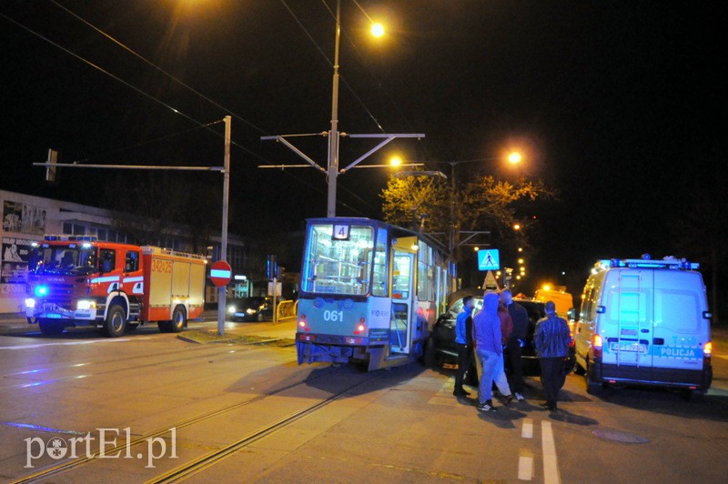 Elbląg  Porsche kontra tramwaj, jedna osoba ranna