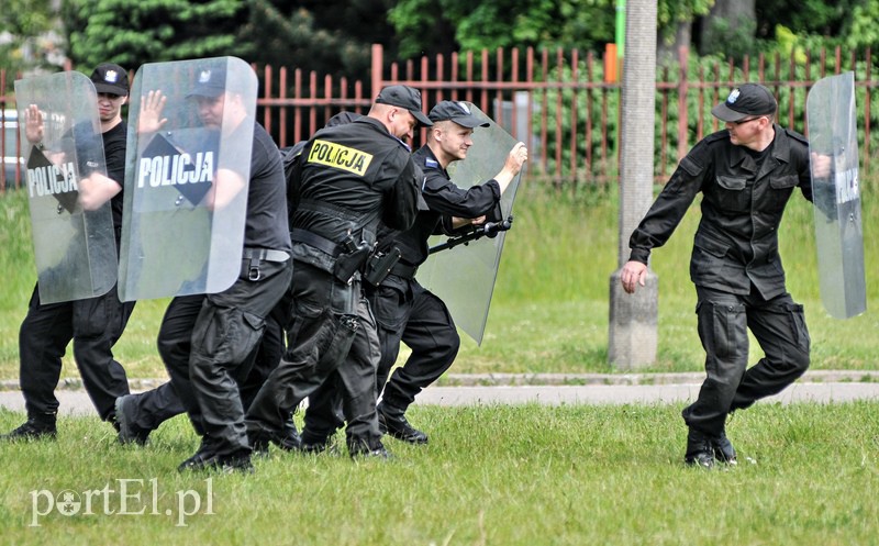 Policja kontra kibice na stadionie zdjęcie nr 107957