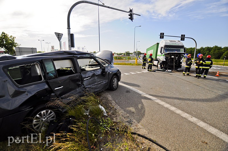 Elbląg  Tir uderzył w osobówkę