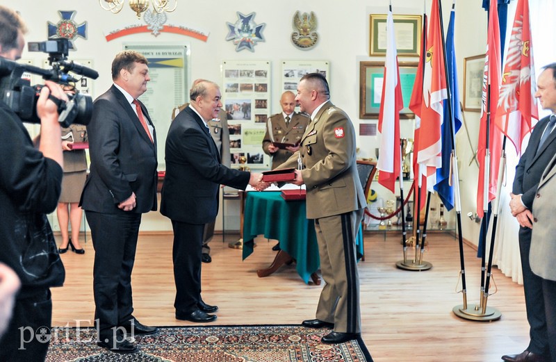 Dla żołnierza sztandar to wielki honor zdjęcie nr 109122