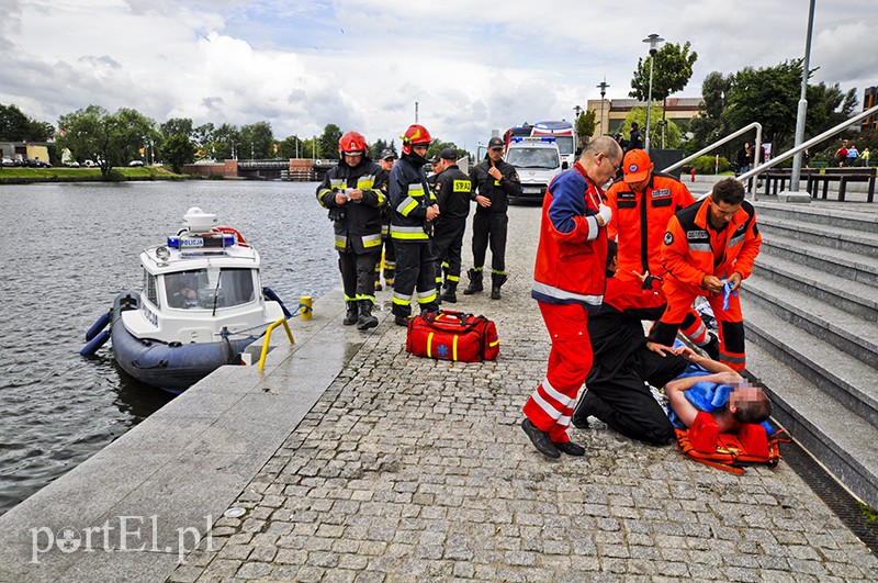  Skoczył do rzeki, uratowali go strażacy i policjanci zdjęcie nr 109889
