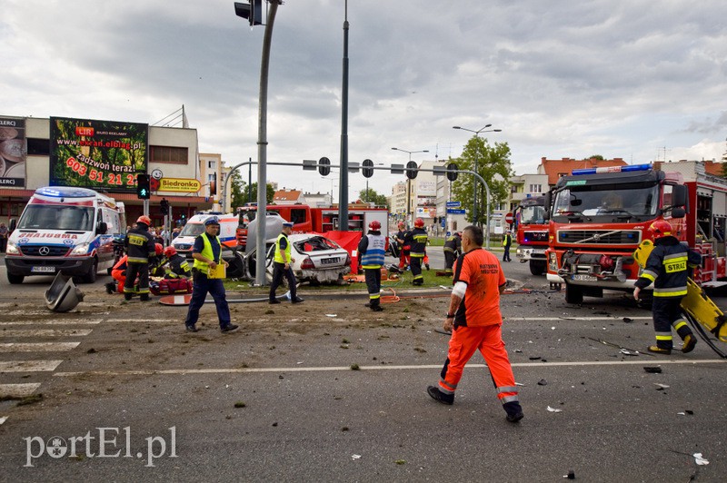  Wypadek karetki na 12 Lutego. Jedna osoba nie żyje, trzy w ciężkim stanie trafiły do szpitala zdjęcie nr 110768