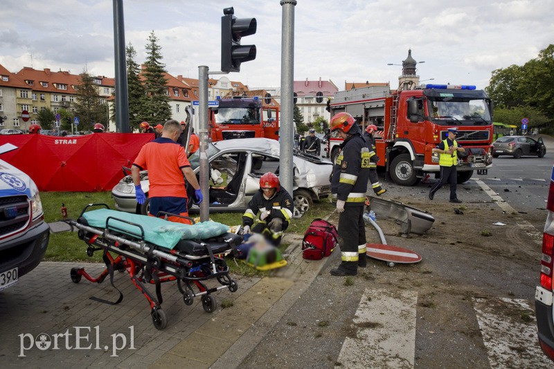 Elbląg  Wypadek karetki na 12 Lutego. Jedna osoba nie żyje, trzy w ciężkim stanie trafiły do szpitala