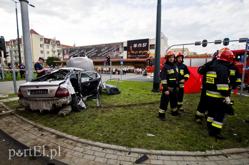  Wypadek karetki na 12 Lutego. Jedna osoba nie żyje, trzy w ciężkim stanie trafiły do szpitala zdjęcie nr 110787