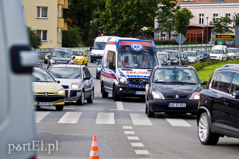  Wypadek karetki na 12 Lutego. Jedna osoba nie żyje, trzy w ciężkim stanie trafiły do szpitala zdjęcie nr 110781