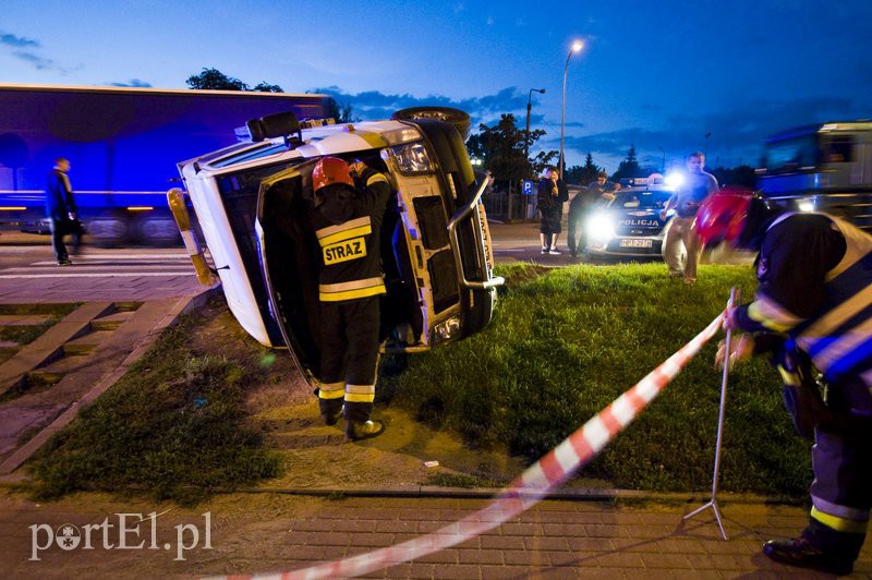  Pirat drogowy staranował lawetę, fiata i sygnalizator zdjęcie nr 113688