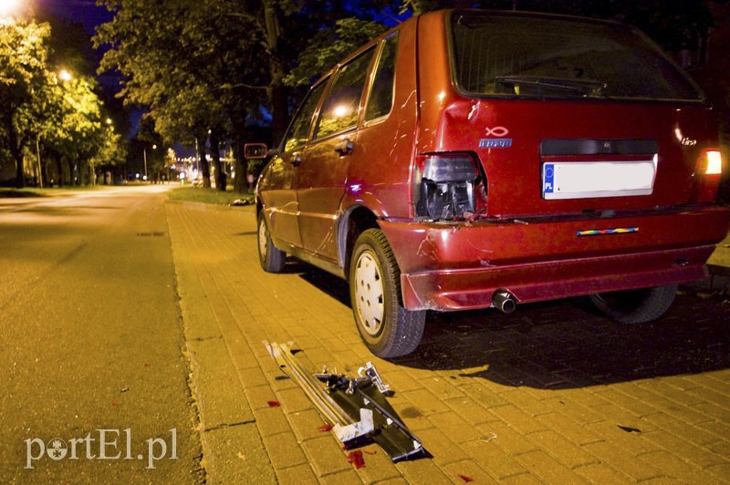  Pirat drogowy staranował lawetę, fiata i sygnalizator zdjęcie nr 113702