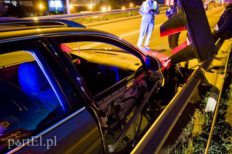  Pirat drogowy staranował lawetę, fiata i sygnalizator zdjęcie nr 113699