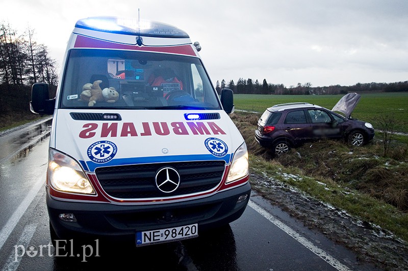  Uwaga, kierowcy! Ślisko na drogach. Wypadek za Stagniewem zdjęcie nr 117856