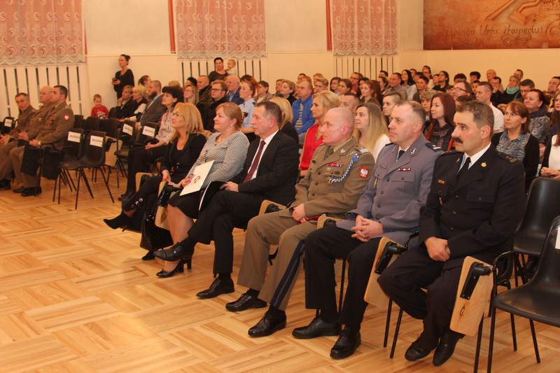  Ślubowanie klas mundurowych w „ekonomiku” zdjęcie nr 118662