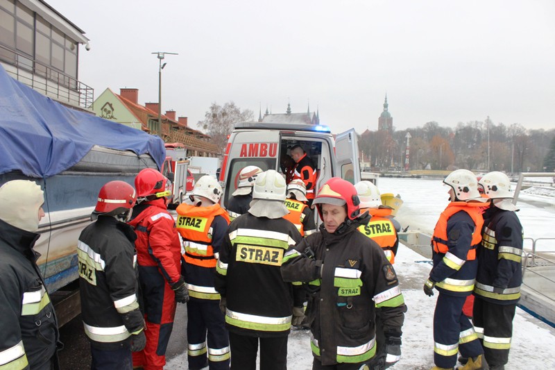 Elbląg Nie mógł wrócić z lodu. Pomogła SG i strażacy