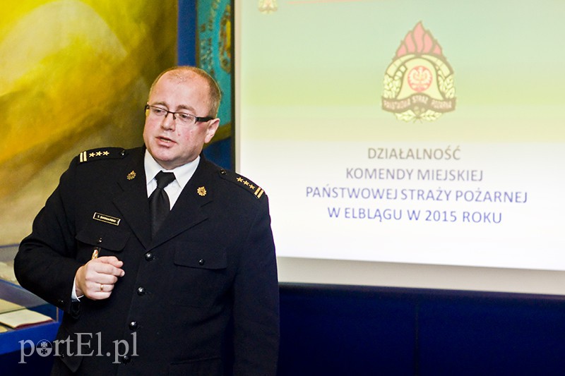 Elbląg Dbają o dachy innych, a tymczasem ich własny się sypie