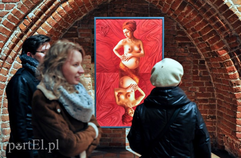 Kobieta na pierwszym planie zdjęcie nr 122801