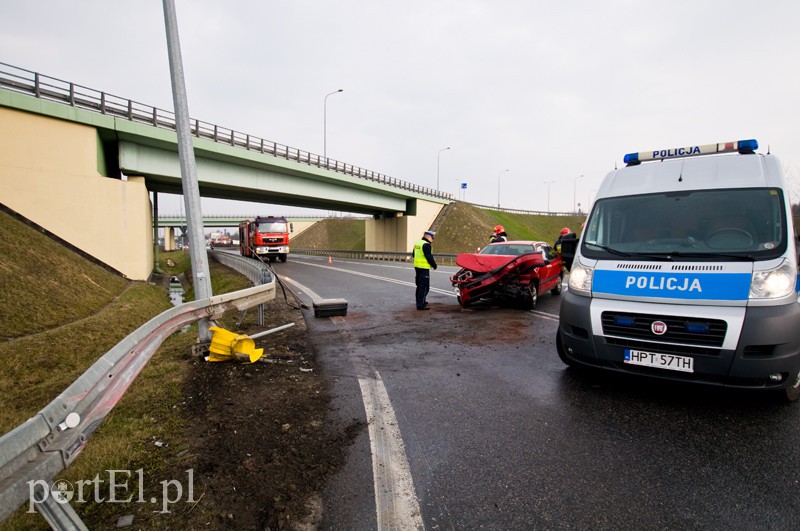 Elbląg  Wpadł w poślizg i uderzył w barierkę