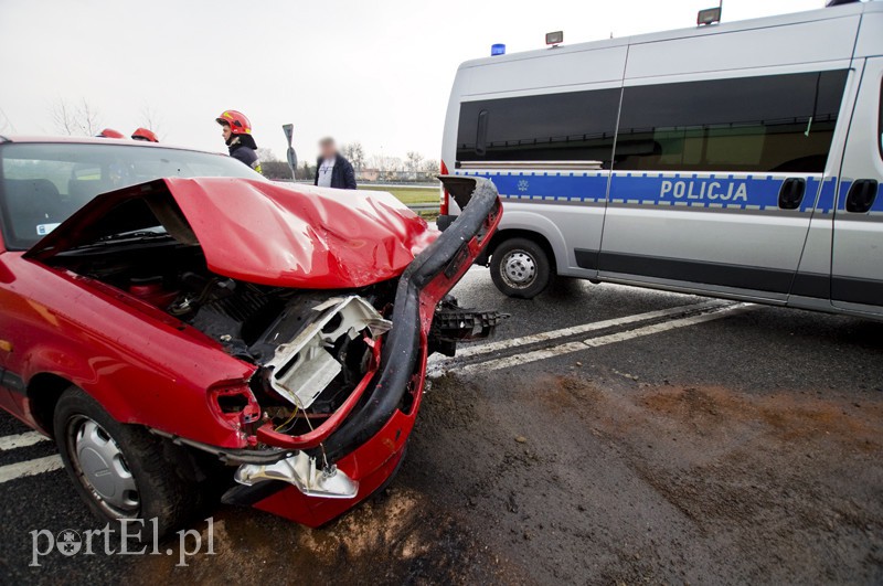  Wpadł w poślizg i uderzył w barierkę zdjęcie nr 124384