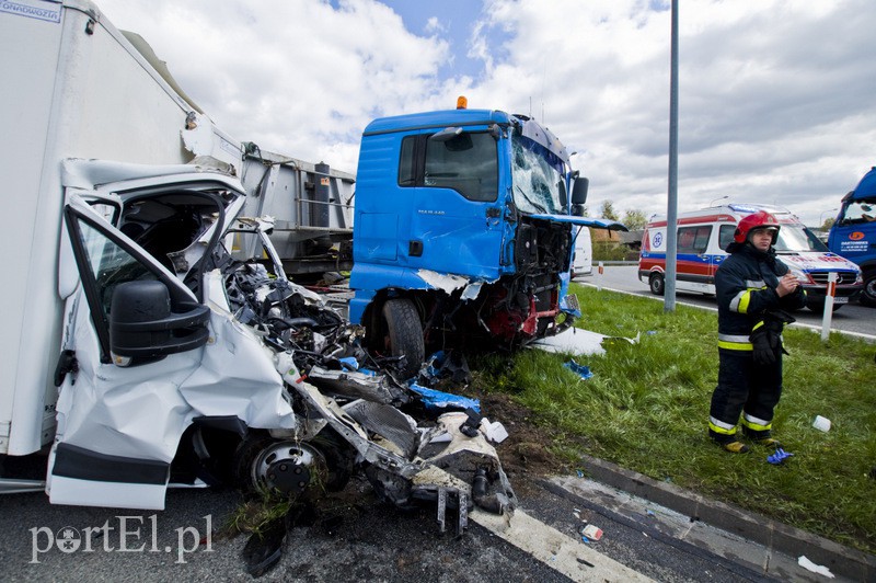 Elbląg  Wypadek na węźle Wschód. Czołówka z ciężarówką