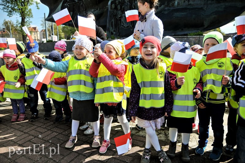 Przedszkolaki maszerowały z flagami zdjęcie nr 126477