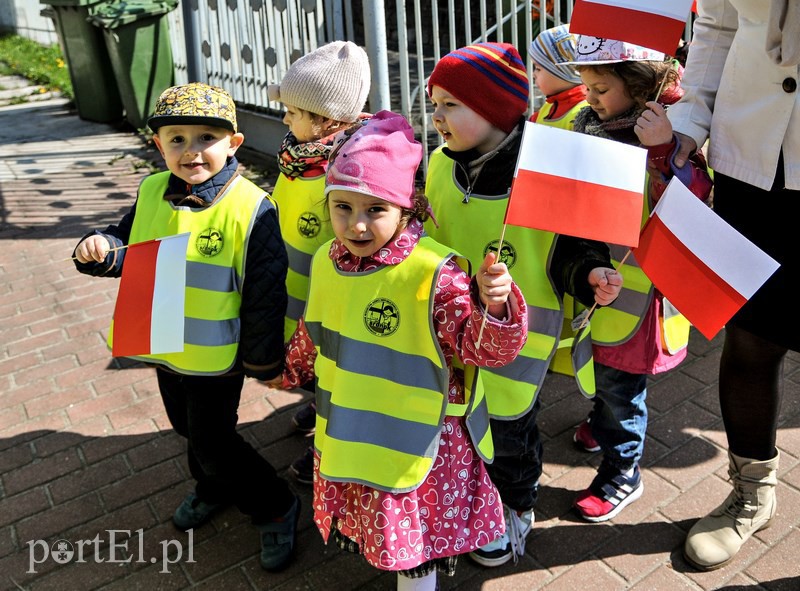 Elbląg Przedszkolaki maszerowały z flagami
