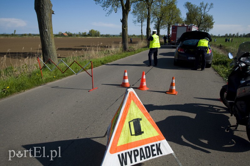 Elbląg  Autobus uderzył w drzewo. Są ranni