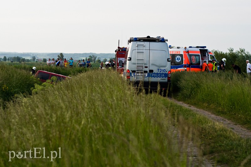 Elbląg  Jechali po wale, wpadli do rowu