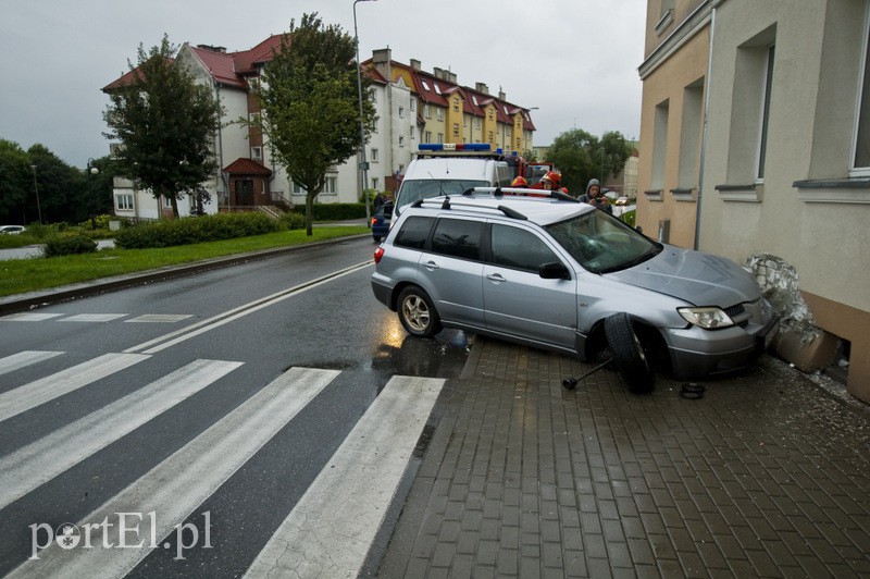  Wjechał w budynek przy Traugutta zdjęcie nr 132376