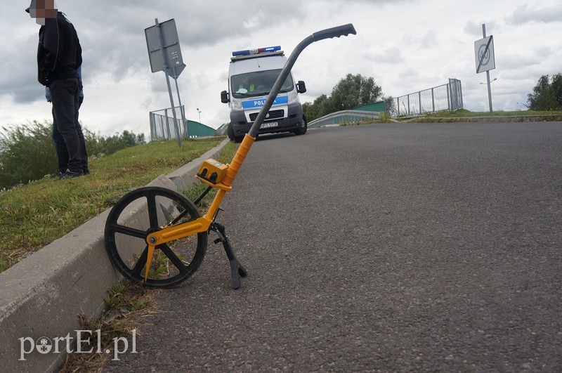 Elbląg Motocyklem nauki jazdy wjechała prosto do rowu