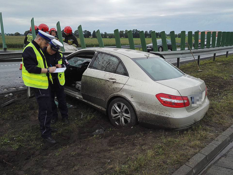 Mercedes wbił się w barierkę zdjęcie nr 134138