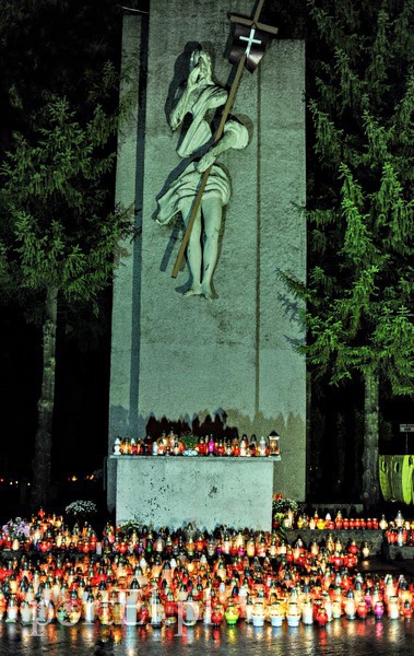 Licznie odwiedzamy groby bliskich zdjęcie nr 139179