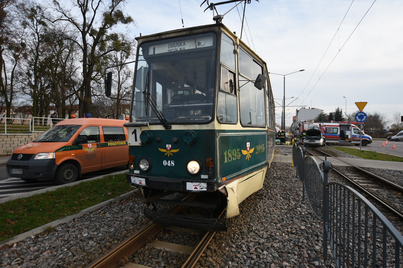 Renault zderzył się z tramwajem zdjęcie nr 140257