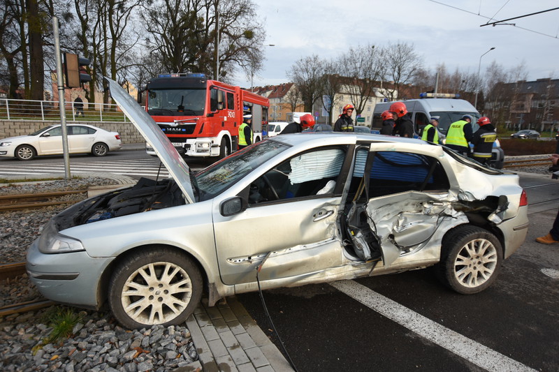 Renault zderzył się z tramwajem zdjęcie nr 140250