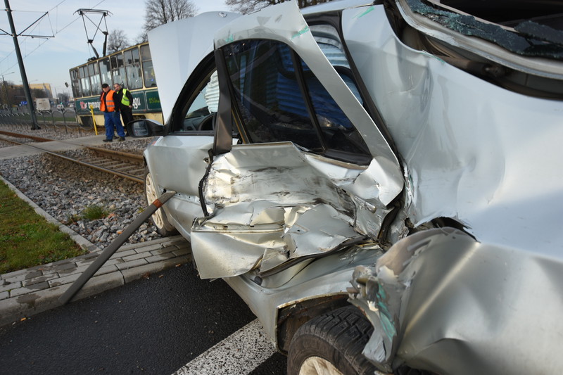 Renault zderzył się z tramwajem zdjęcie nr 140251