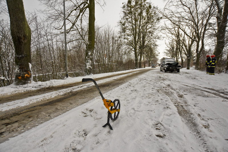 Wpadł w poślizg i uderzył w drzewo. Dwie osoby ranne zdjęcie nr 140808