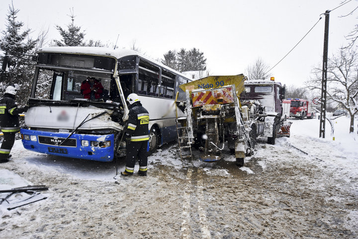 Pługopiaskarka uderzyła w autobus zdjęcie nr 145400