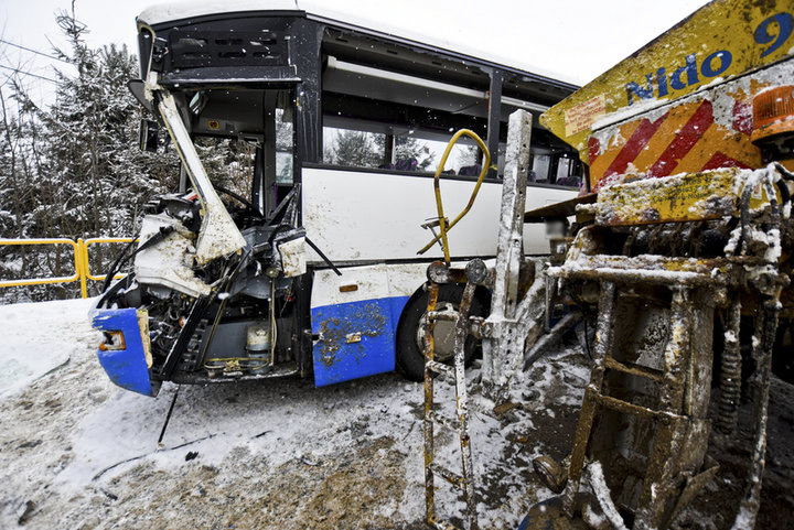 Pługopiaskarka uderzyła w autobus zdjęcie nr 145394