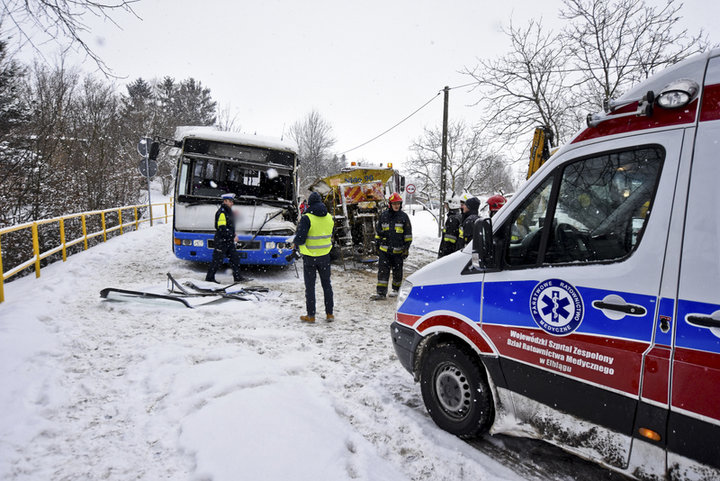 Pługopiaskarka uderzyła w autobus zdjęcie nr 145395