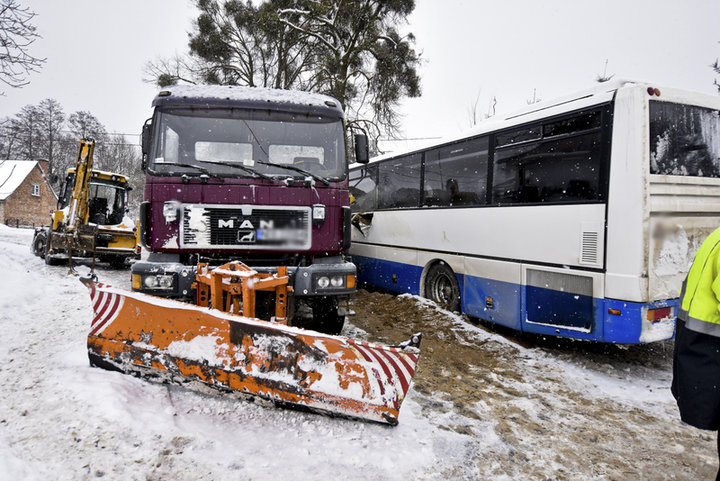 Pługopiaskarka uderzyła w autobus zdjęcie nr 145402