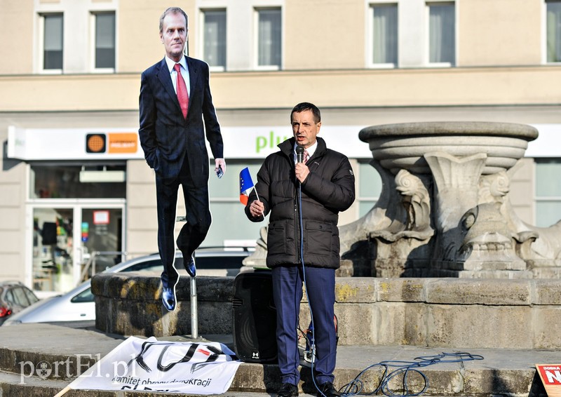 Elbląg Tusk na fontannie
