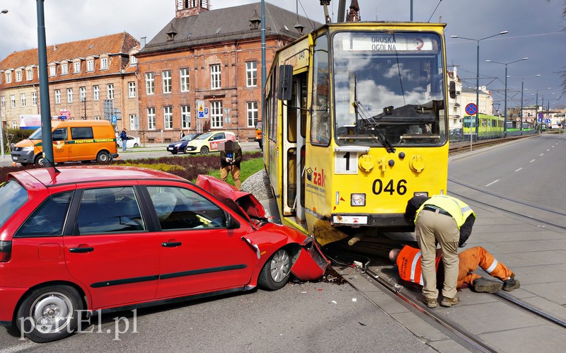 Seatem wjechał pod tramwaj zdjęcie nr 149799