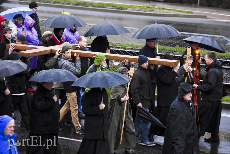 Droga krzyżowa w deszczu zdjęcie nr 149973