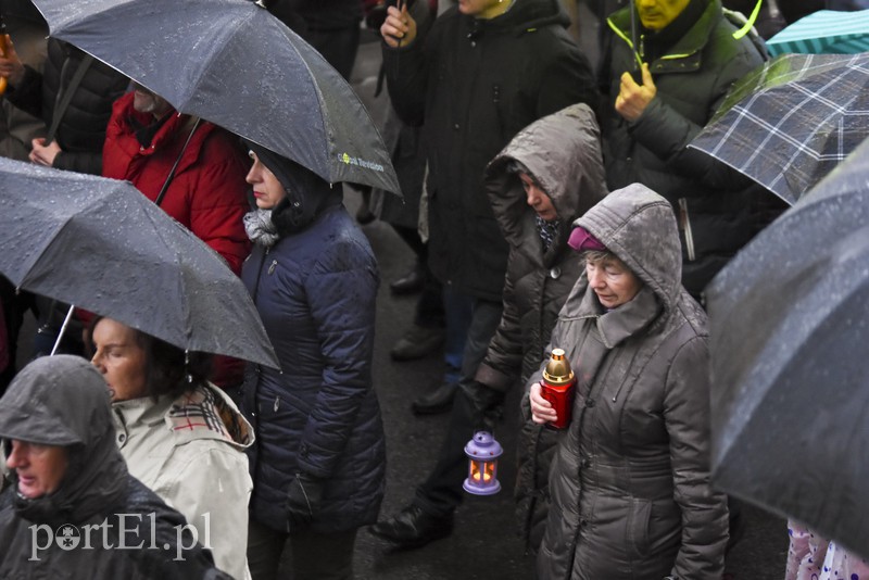 Droga krzyżowa w deszczu zdjęcie nr 149961