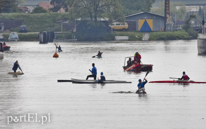 Strażacy wyłowili z rzeki ciało mężczyzny zdjęcie nr 151443