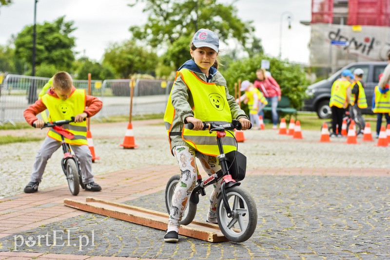 Starówka pełna dzieci zdjęcie nr 153077
